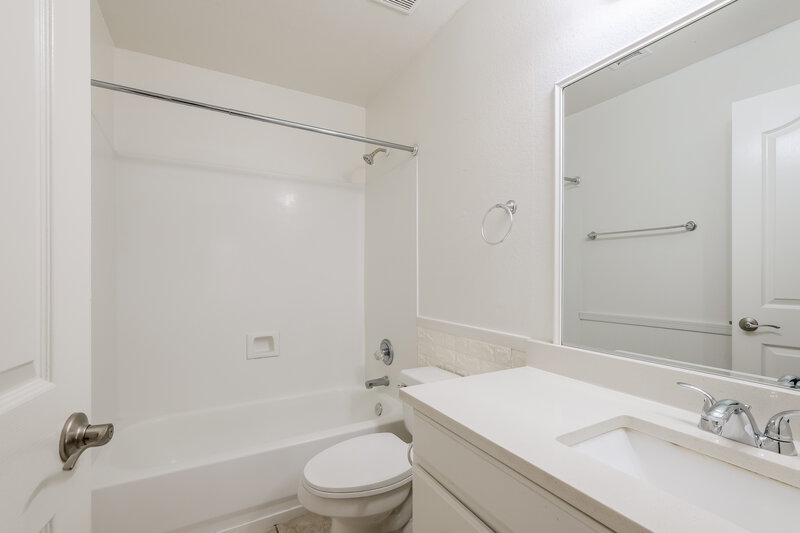 2,140/Mo, 2709 N 122nd Avenue Avondale, AZ 85392 Bathroom View