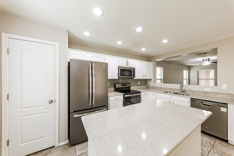 2,020/Mo, 18538 W Fairway Dr Surprise, AZ 85374 Kitchen View