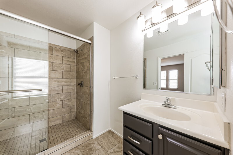 2,020/Mo, 18538 W Fairway Dr Surprise, AZ 85374 Main Bathroom View