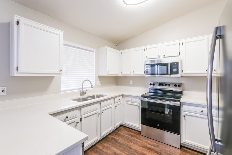 1,870/Mo, 6634 W Pima Street Phoenix, AZ 85043 Kitchen View 2