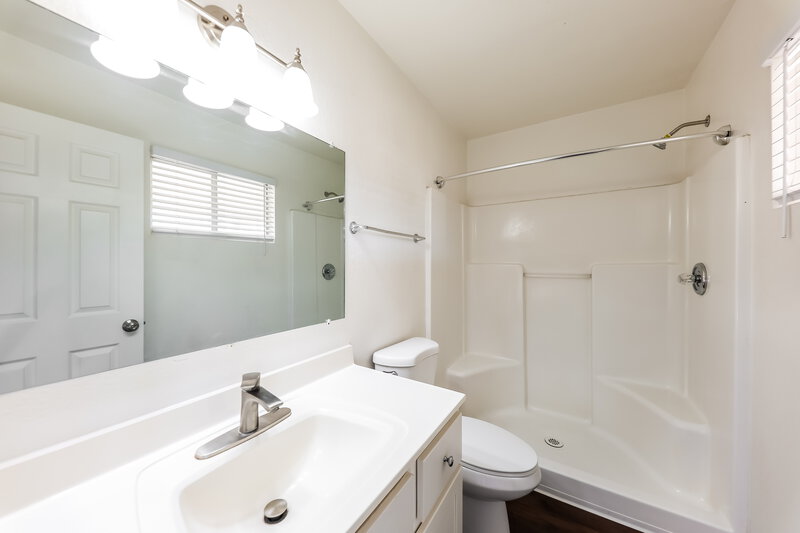 2,095/Mo, 6634 W Pima Street Phoenix, AZ 85043 Main Bathroom View