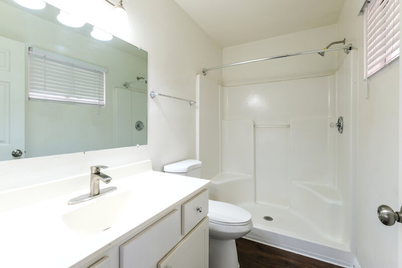 1,870/Mo, 6634 W Pima Street Phoenix, AZ 85043 Main Bathroom View