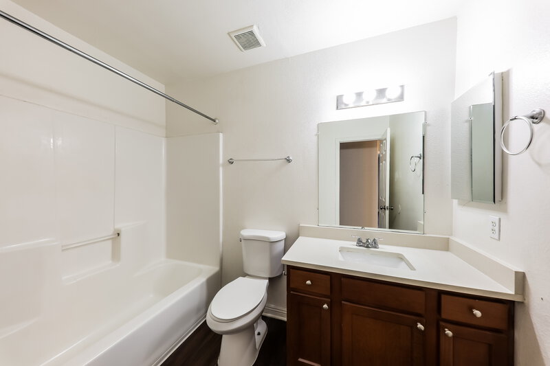 2,095/Mo, 6634 W Pima Street Phoenix, AZ 85043 Bathroom View