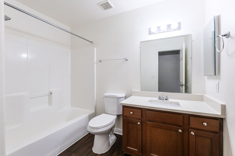 1,870/Mo, 6634 W Pima Street Phoenix, AZ 85043 Bathroom View