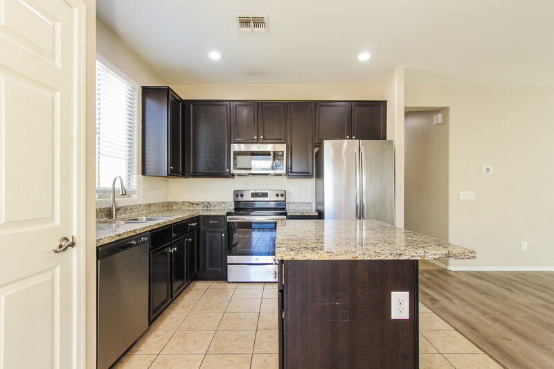 1,915/Mo, 2218 S 118th Ave Avondale, AZ 85323 Kitchen View