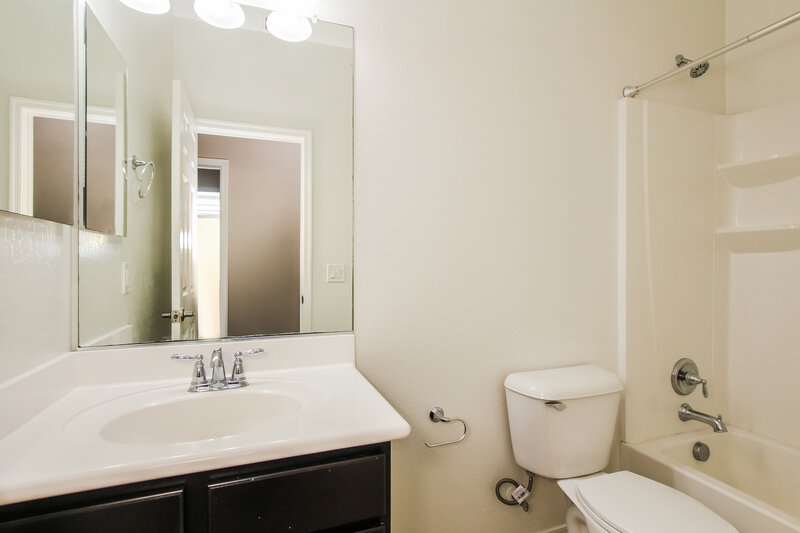 1,915/Mo, 2218 S 118th Ave Avondale, AZ 85323 Bathroom View