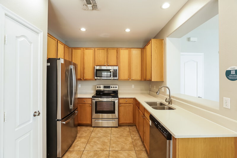 2,025/Mo, 7040 S 7th Ln Phoenix, AZ 85041 Kitchen View