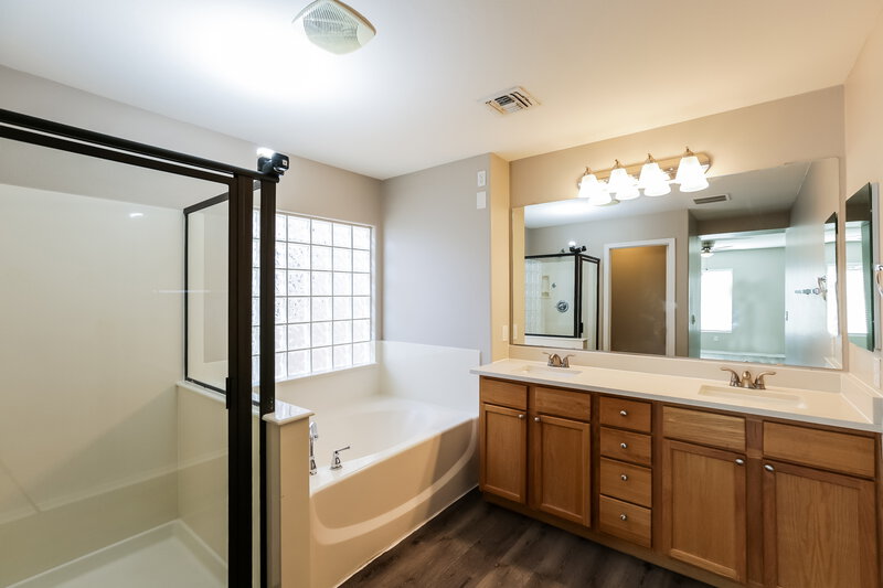 2,025/Mo, 7040 S 7th Ln Phoenix, AZ 85041 Main Bathroom View