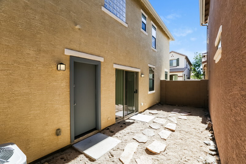 2,025/Mo, 7040 S 7th Ln Phoenix, AZ 85041 Side View