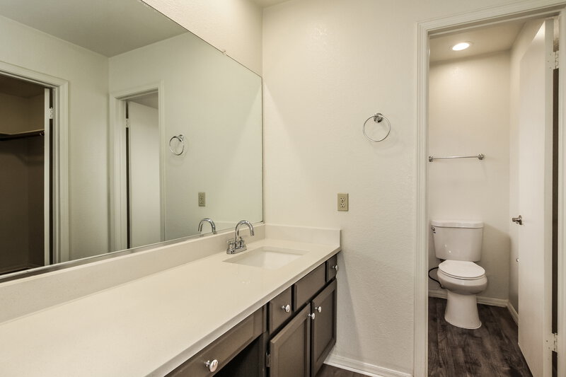 2,145/Mo, 10126 W Medlock Ave Glendale, AZ 85307 Main Bathroom View