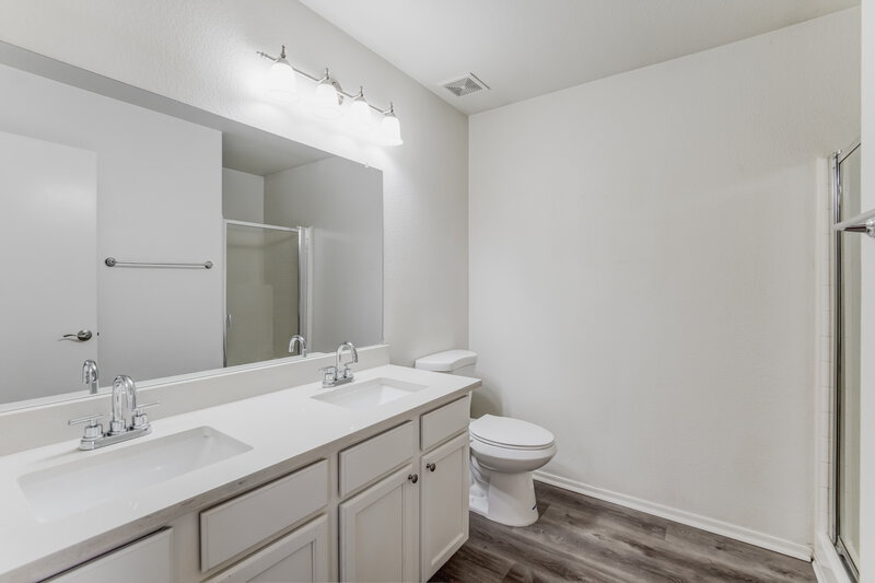 1,725/Mo, 407 S Alva St Buckeye, AZ 85326 Main Bathroom View