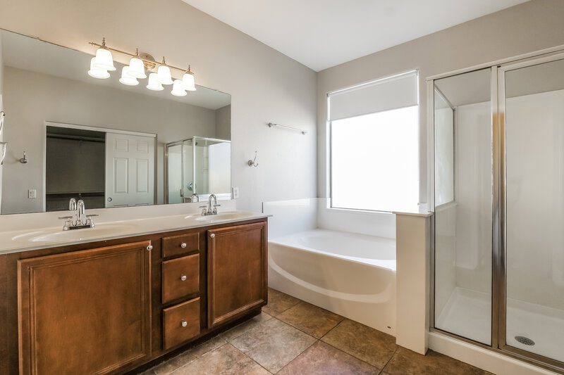 2,015/Mo, 14079 W Bloomfield Rd Surprise, AZ 85379 Main Bathroom View