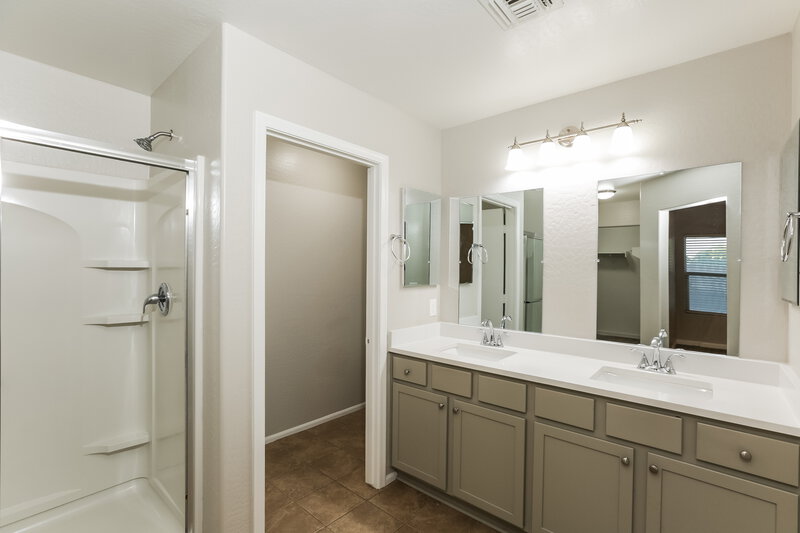 2,130/Mo, 8722 W Payson Rd Tolleson, AZ 85353 Main Bathroom View