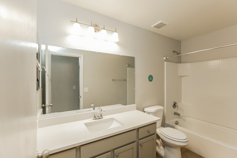 2,130/Mo, 8722 W Payson Rd Tolleson, AZ 85353 Bathroom View