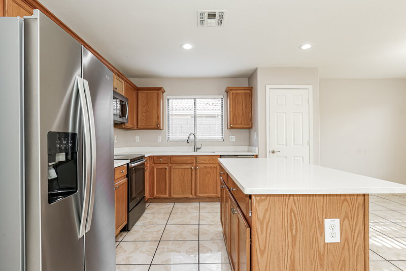 2,115/Mo, 4218 N 92nd Ln Phoenix, AZ 85037 Kitchen View 2