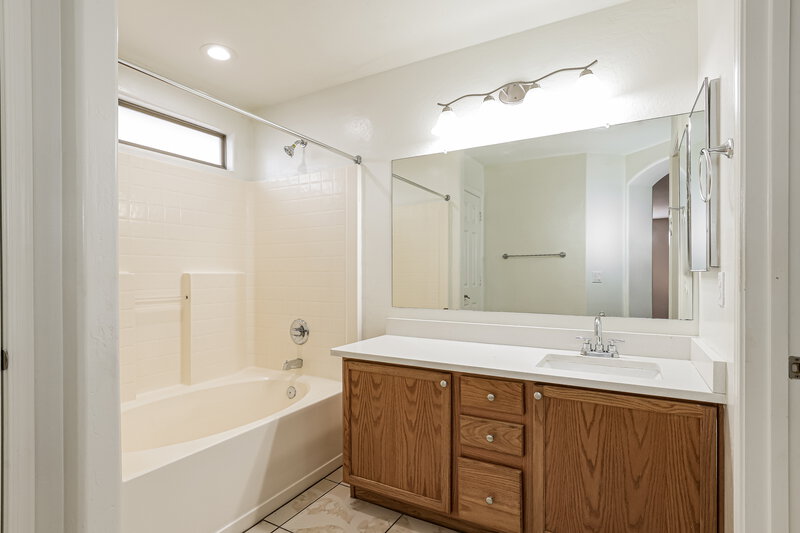 2,115/Mo, 4218 N 92nd Ln Phoenix, AZ 85037 Main Bathroom View
