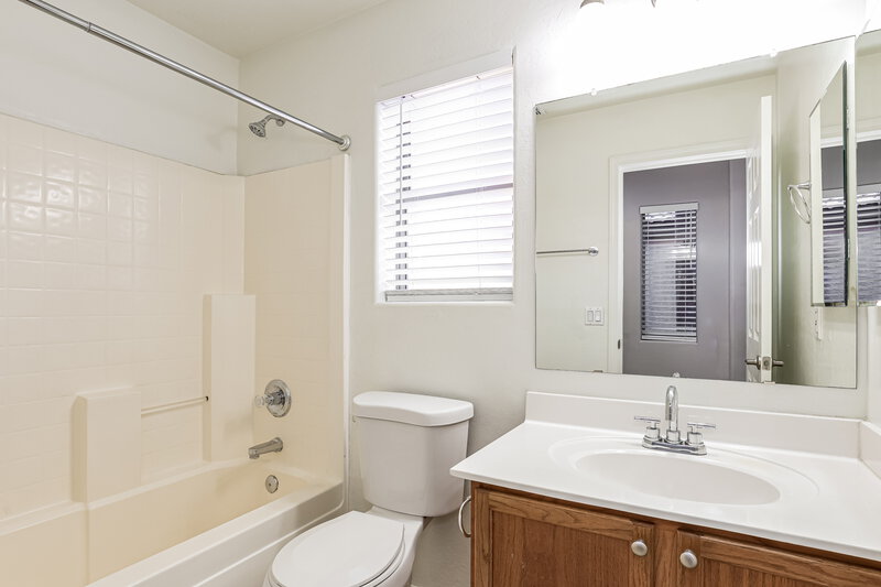 2,115/Mo, 4218 N 92nd Ln Phoenix, AZ 85037 Bathroom View