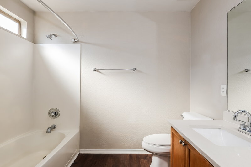 1,850/Mo, 11755 W Banff Ln El Mirage, AZ 85335 Main Bathroom View
