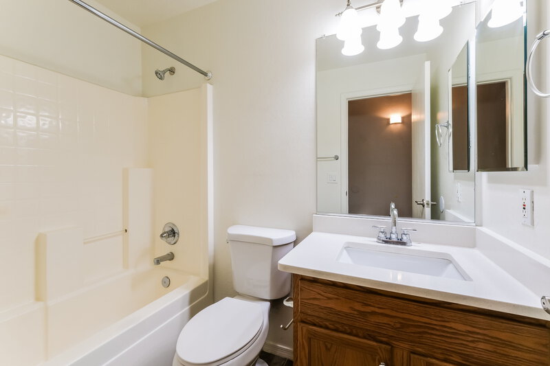1,785/Mo, 14756 W Maui Ln Surprise, AZ 85379 Main Bathroom View