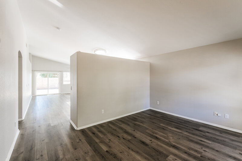 2,200/Mo, 8113 W Pima St Phoenix, AZ 85043 Living Room View 2