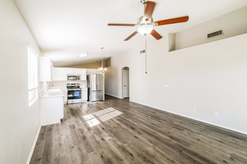 2,200/Mo, 8113 W Pima St Phoenix, AZ 85043 Living Room View 3