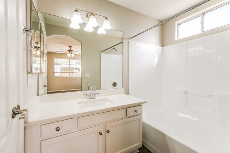 2,200/Mo, 8113 W Pima St Phoenix, AZ 85043 Main Bathroom View