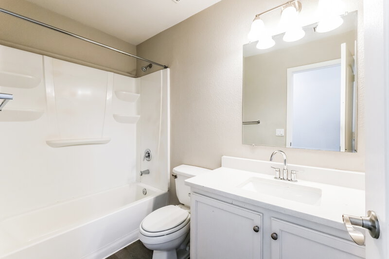 2,200/Mo, 8113 W Pima St Phoenix, AZ 85043 Bathroom View