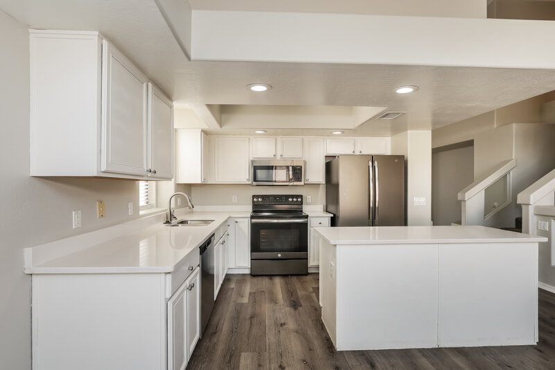 2,060/Mo, 7592 W Marlette Ave Glendale, AZ 85303 Kitchen View 2