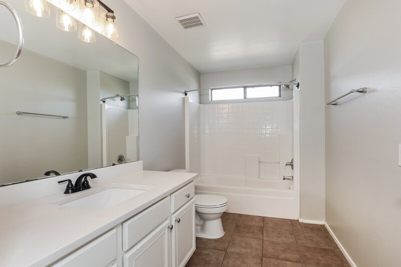 2,060/Mo, 7592 W Marlette Ave Glendale, AZ 85303 Main Bathroom View