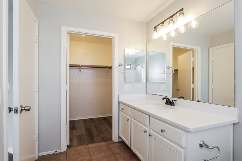 2,060/Mo, 7592 W Marlette Ave Glendale, AZ 85303 Main Bathroom View 2