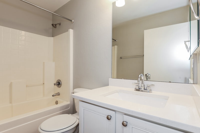 2,060/Mo, 7592 W Marlette Ave Glendale, AZ 85303 Bathroom View