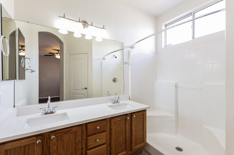 2,090/Mo, 11950 W Jackson St Avondale, AZ 85323 Main Bathroom View