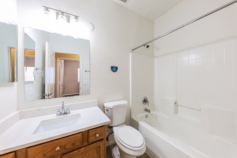 2,090/Mo, 11950 W Jackson St Avondale, AZ 85323 Bathroom View