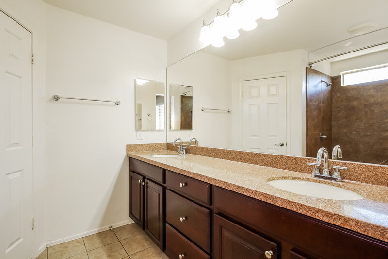 2,235/Mo, 17377 W Holland Ln Surprise, AZ 85388 Main Bathroom View