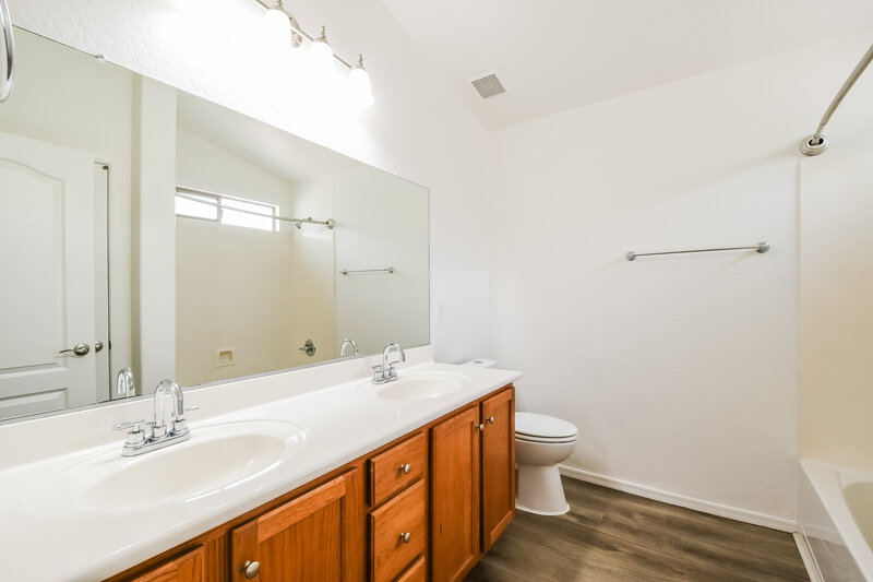 2,285/Mo, 39378 N Parisi Cir San Tan Valley, AZ 85140 Main Bathroom View
