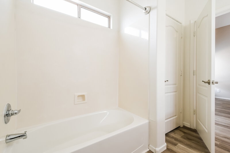 2,285/Mo, 39378 N Parisi Cir San Tan Valley, AZ 85140 Bathroom View