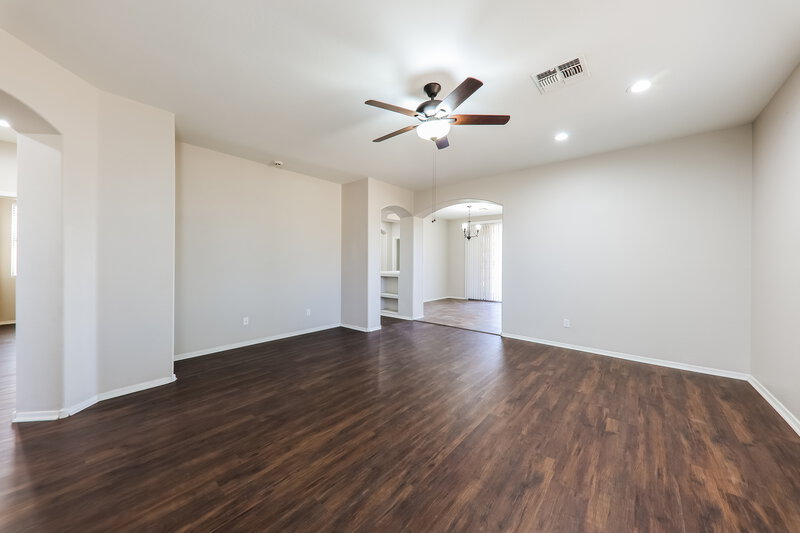 2,220/Mo, 8724 N 57th Dr Glendale, AZ 85302 Living Room View