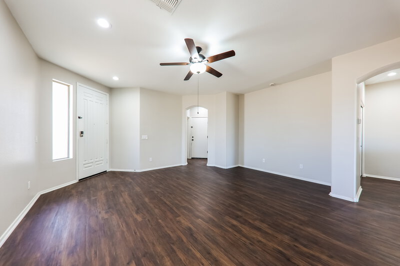 2,220/Mo, 8724 N 57th Dr Glendale, AZ 85302 Living Room View 2