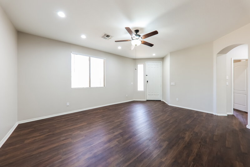 2,220/Mo, 8724 N 57th Dr Glendale, AZ 85302 Living Room View 3