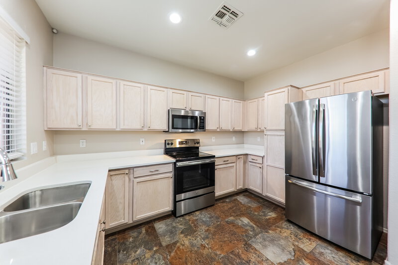 2,220/Mo, 8724 N 57th Dr Glendale, AZ 85302 Kitchen View