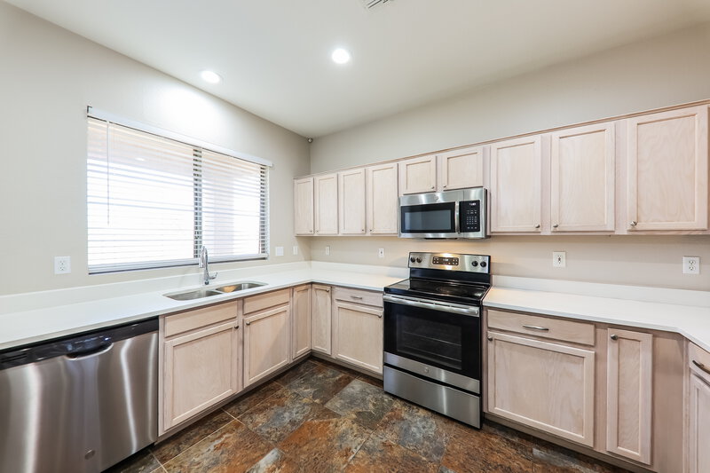 2,220/Mo, 8724 N 57th Dr Glendale, AZ 85302 Kitchen View 2