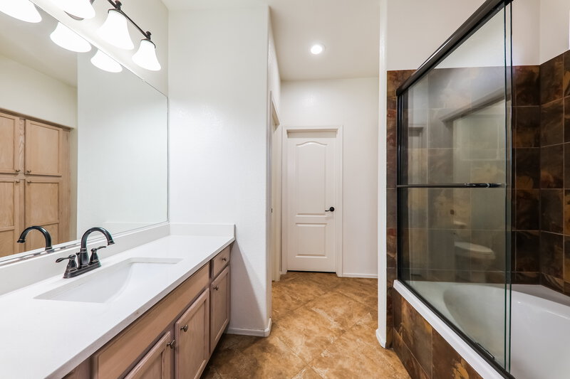 2,220/Mo, 8724 N 57th Dr Glendale, AZ 85302 Main Bathroom View