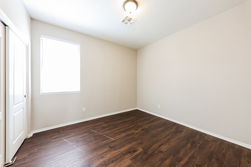 2,220/Mo, 8724 N 57th Dr Glendale, AZ 85302 Bedroom View 2