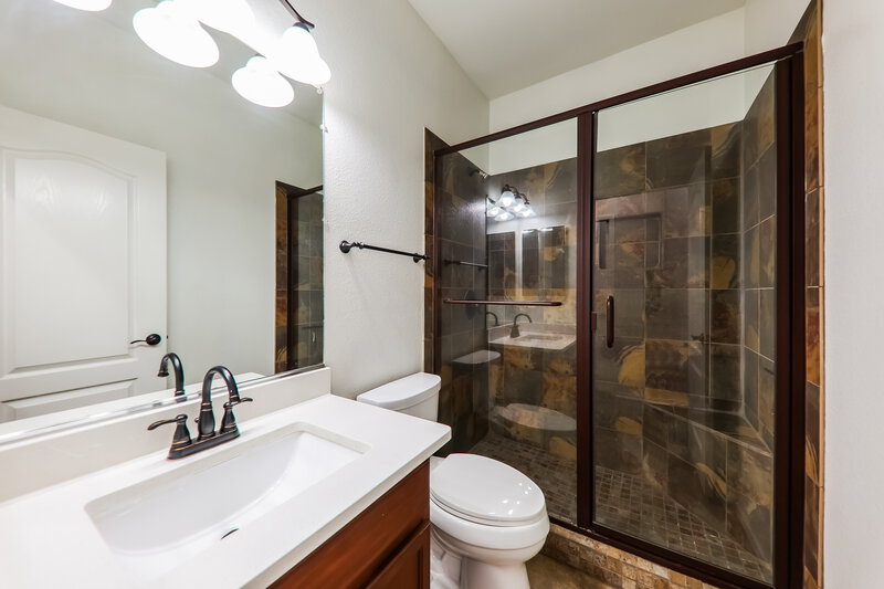 2,220/Mo, 8724 N 57th Dr Glendale, AZ 85302 Bathroom View