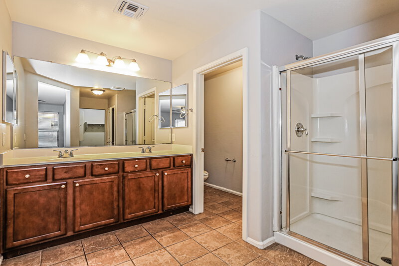1,915/Mo, 8822 W Pioneer St Tolleson, AZ 85353 Main Bathroom View