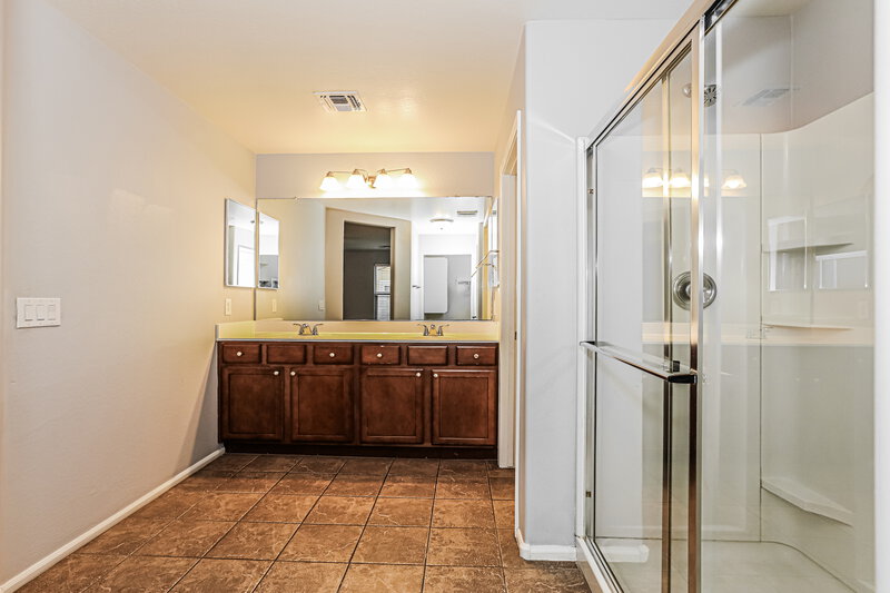 1,915/Mo, 8822 W Pioneer St Tolleson, AZ 85353 Main Bathroom View 2