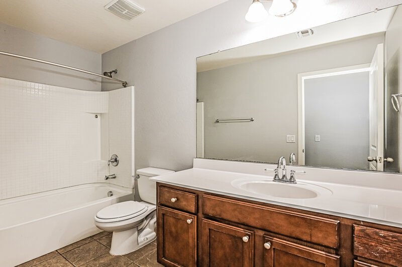 1,915/Mo, 8822 W Pioneer St Tolleson, AZ 85353 Bathroom View