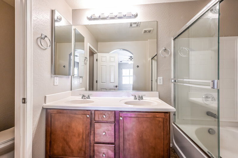 1,930/Mo, 10324 W Sands Dr 475 Peoria, AZ 85383 Main Bathroom View