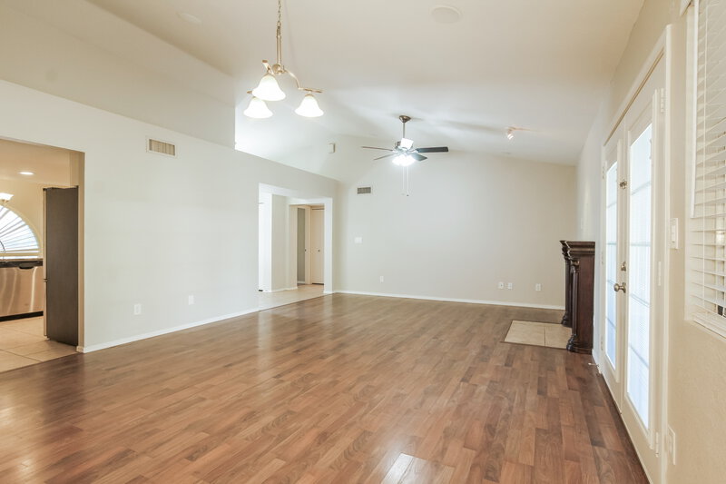 1,950/Mo, 6320 W Port Royale Ln Glendale, AZ 85306 Living Room View 3