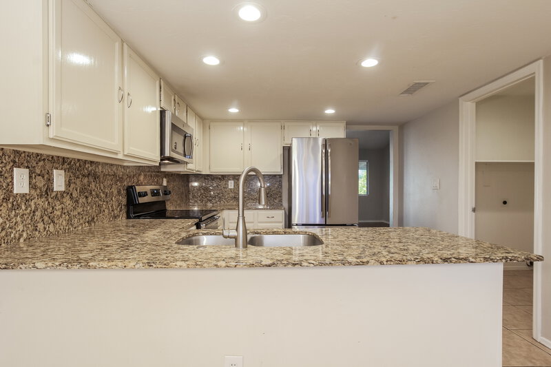 1,950/Mo, 6320 W Port Royale Ln Glendale, AZ 85306 Kitchen View